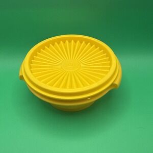 Tupperware 1323-12 Harvest Yellow Servalier Bowl with Starburst Lid 812-45
